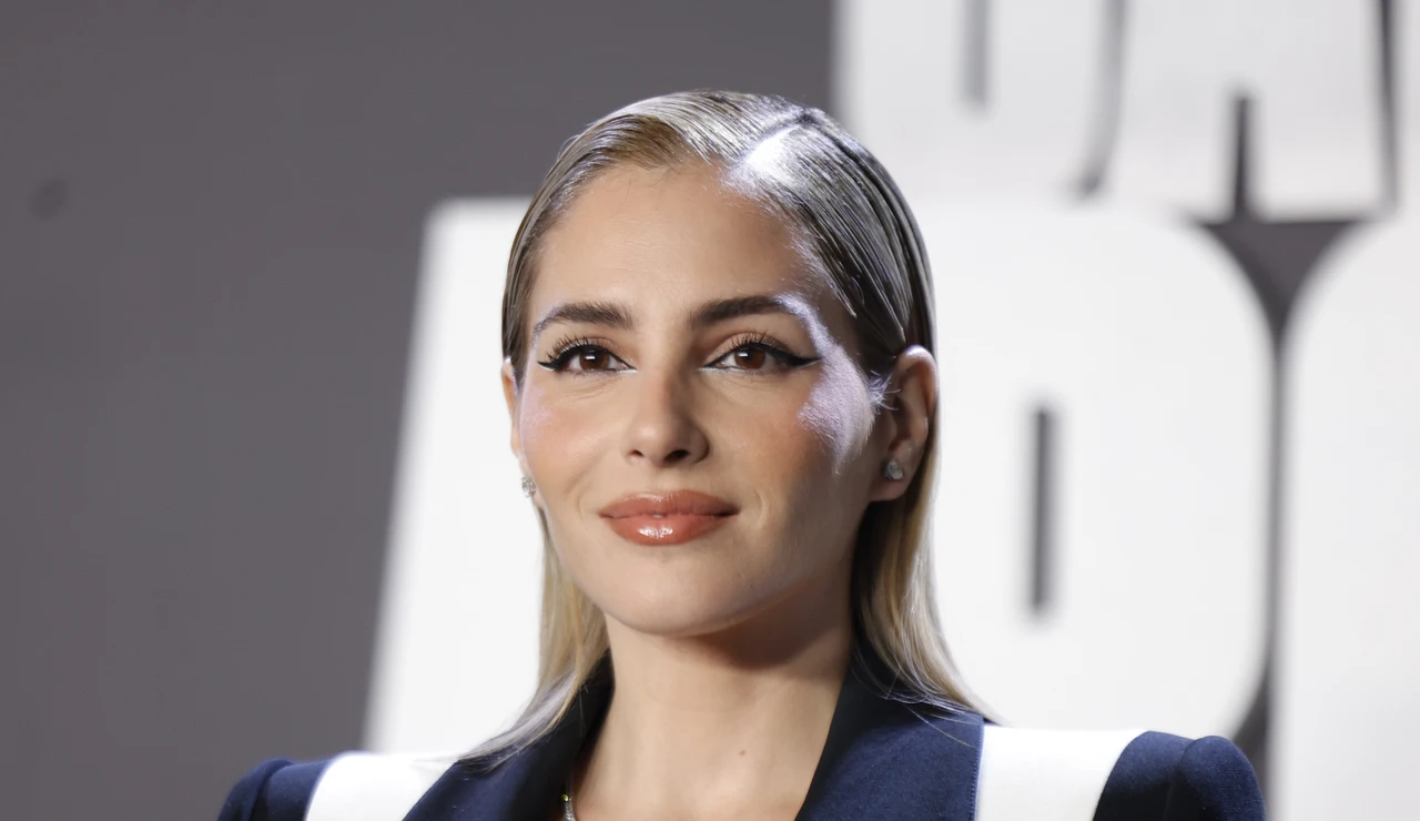 Andrea Duro posando para la prensa