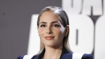 Andrea Duro posando para la prensa