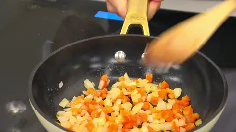 Cocina los ingredientes a fuego suave-medio Cocina los ingredientes a fuego suave-medio