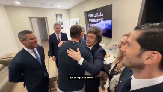 Javier Milei y Rafa Nadal se abrazan antes de un acto en Miami