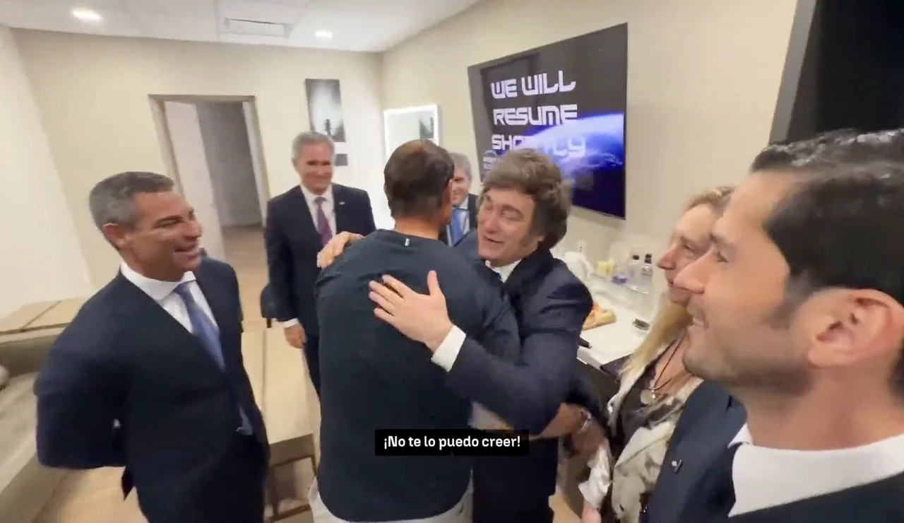 Javier Milei y Rafa Nadal se abrazan antes de un acto en Miami