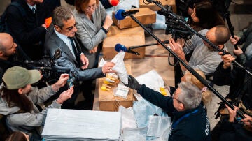 Inspeccionan paquetes en el aeropuerto de Francia Inspeccionan paquetes en el aeropuerto de Francia