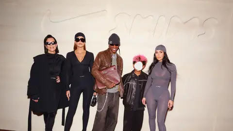 Kris Jenner, Khloé Kardashian, Travis Scott, Kim Kardashian, de izquierda a derecha, en la inauguración de Skims x Nike Kris Jenner, Khloé Kardashian, Travis Scott, Kim Kardashian, de izquierda a derecha, en la inauguración de Skims x Nike