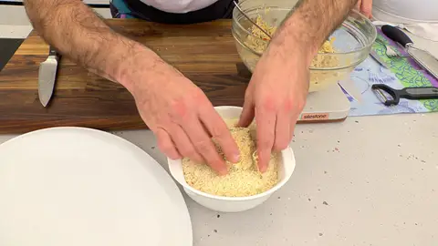 Coge una porción, redondéala, aplástala un poco, pásala por el panko Coge una porción, redondéala, aplástala un poco, pásala por el panko