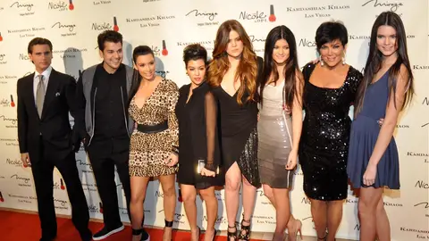 Scott Disick (expareja de Kourtney), Rob Kardashian, Kim Kardashian, Kourtney Kardashian, Khloe Kardashian, Kylie Jenner, Kris Jenner y Kendall Jenner, de izquierda a derecha, en 2011 Scott Disick (expareja de Kourtney), Rob Kardashian, Kim Kardashian, Kourtney Kardashian, Khloe Kardashian, Kylie Jenner, Kris Jenner y Kendall Jenner, de izquierda a derecha, en 2011