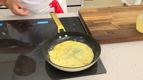 Agrega el caldo de pescado y cocina la salsa Agrega el caldo de pescado y cocina la salsa