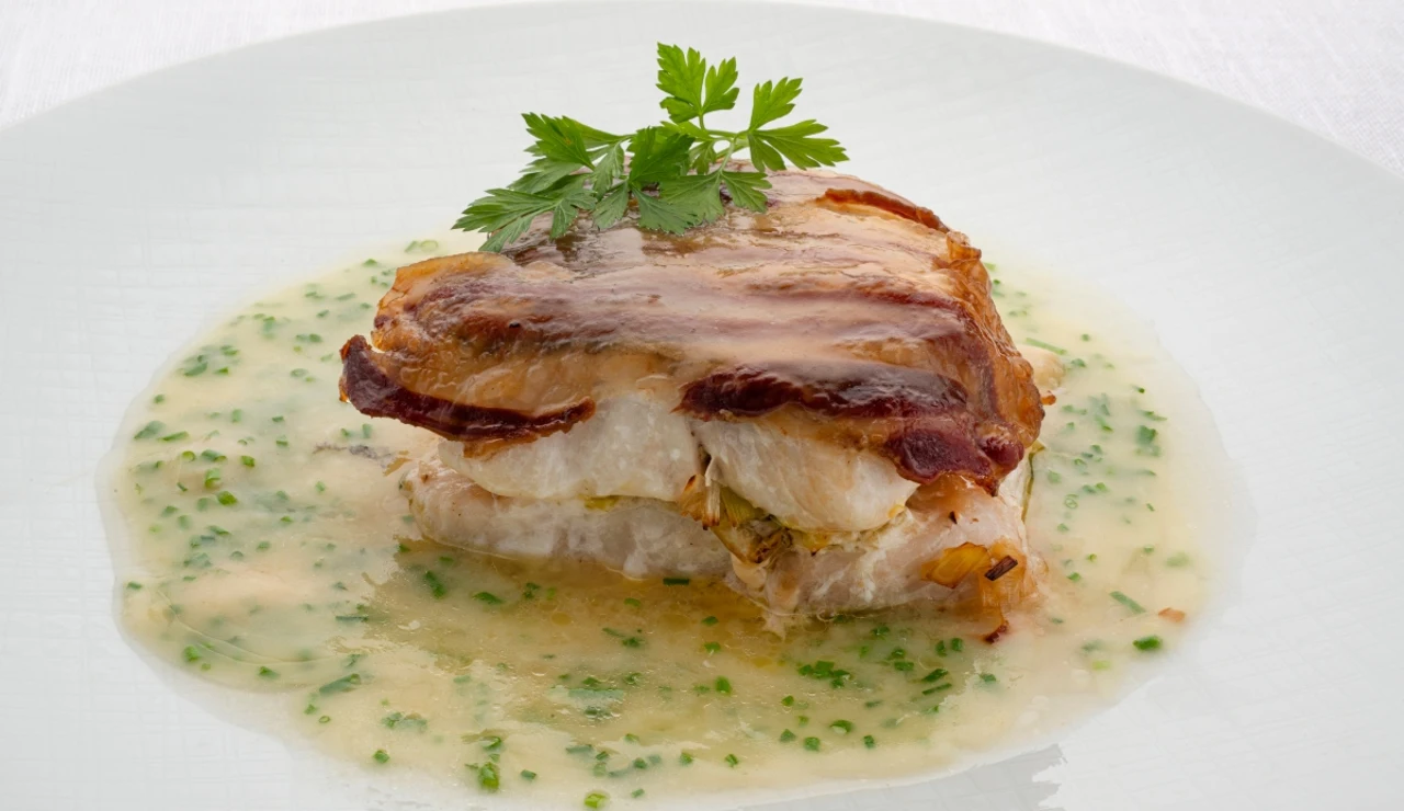 Merluza rellena de puerro con costra de panceta, de Karlos Arguiñano