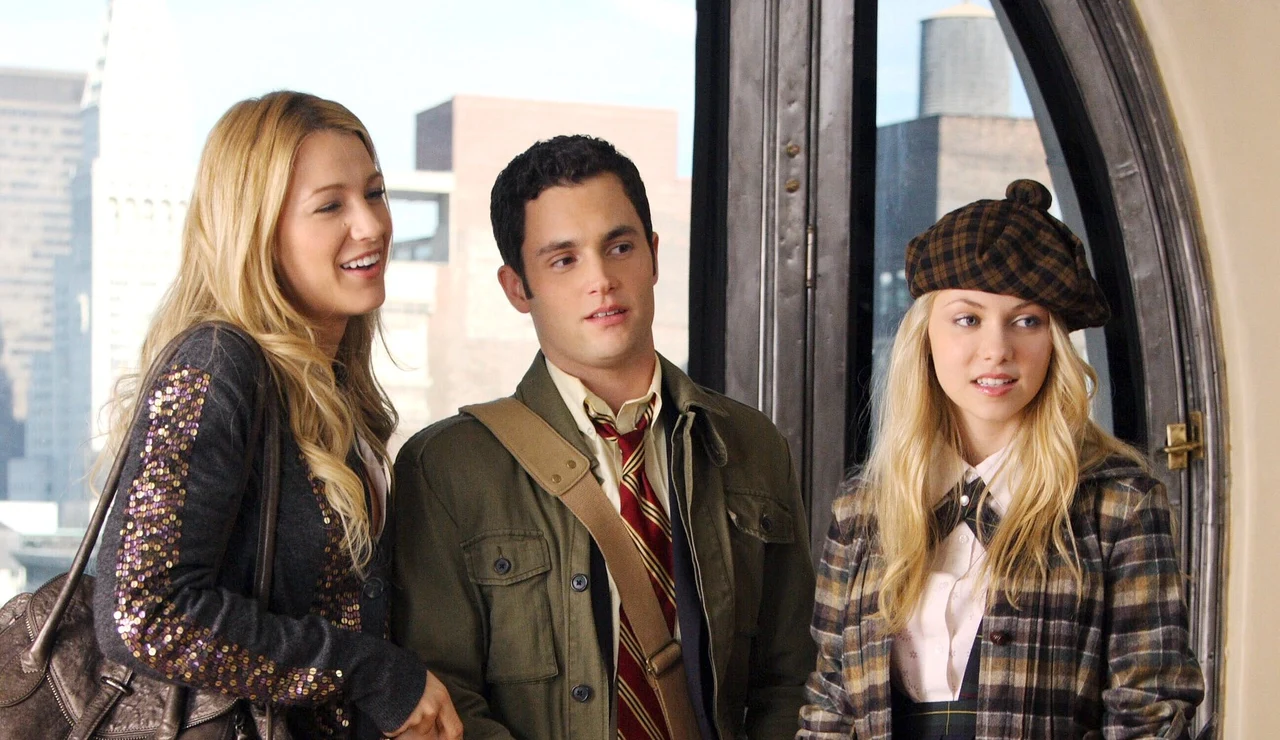 Blake Lively, Penn Badgley y Taylor Momsen en la temporada 1 de Gossip Girl