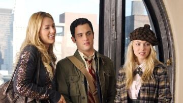 Blake Lively, Penn Badgley y Taylor Momsen en la temporada 1 de Gossip Girl Blake Lively, Penn Badgley y Taylor Momsen en la temporada 1 de Gossip Girl