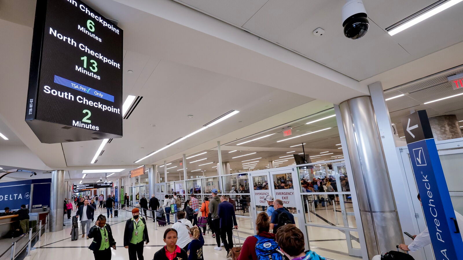 Caos y retrasos en 40 aeropuertos de EEUU tras una reducción de vuelos del 10% por 