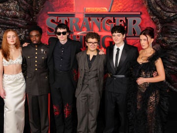 Elenco de Stranger Things, con Millie Bobby Brown