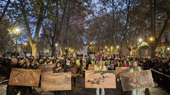 V&Iacute;DEO: Enfrentamientos en Pamplona entre radicales de la izquierda y la polic&iacute;a para exigir el derribo del monumento a los ca&iacute;dos