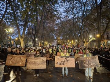 VÍDEO: Enfrentamientos en Pamplona entre radicales de la izquierda y la policía para exigir el derribo del monumento a los caídos