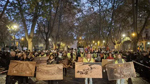 VÍDEO: Enfrentamientos en Pamplona entre radicales de la izquierda y la policía para exigir el derribo del monumento a los caídos VÍDEO: Enfrentamientos en Pamplona entre radicales de la izquierda y la policía para exigir el derribo del monumento a los caídos