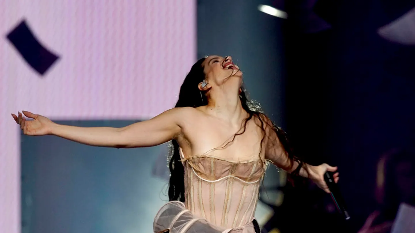 Rosalía rompe récords con 'Lux': el mayor debut femenino hispano y más de 20 millones de visualizaciones Rosalía rompe récords con 'Lux': el mayor debut femenino hispano y más de 20 millones de visualizaciones