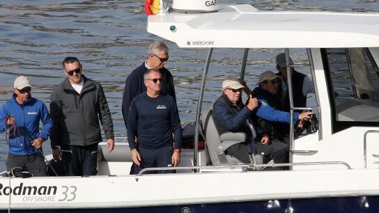 El Rey em&eacute;rito Juan Carlos I durante las regatas en el Club Na&uacute;tico de Sanxenxo, a 8 de noviembre de 2025.