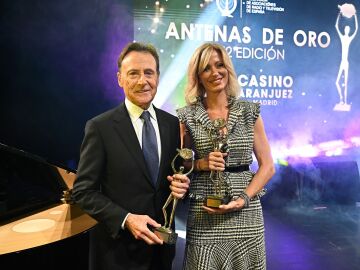 El anuncio de Matías Prats al recibir la Antena Extraordinaria y el premio a Susanna Griso en una noche dorada para Antena 3
