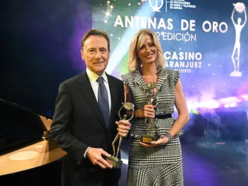 El anuncio de Matías Prats al recibir la Antena Extraordinaria y el premio a Susanna Griso en una noche dorada para Antena 3 El anuncio de Matías Prats al recibir la Antena Extraordinaria y el premio a Susanna Griso en una noche dorada para Antena 3