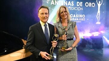 El anuncio de Matías Prats al recibir la Antena Extraordinaria y el premio a Susanna Griso en una noche dorada para Antena 3