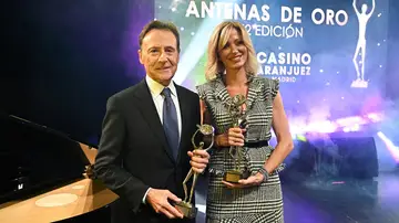 El anuncio de Matías Prats al recibir la Antena Extraordinaria y el premio a Susanna Griso en una noche dorada para Antena 3 El anuncio de Matías Prats al recibir la Antena Extraordinaria y el premio a Susanna Griso en una noche dorada para Antena 3