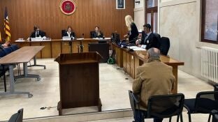 Imagen del acusado de espaldas en la Audiencia Provincial de Palma 
