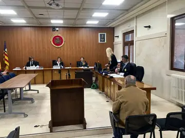 Imagen del acusado de espaldas en la Audiencia Provincial de Palma Imagen del acusado de espaldas en la Audiencia Provincial de Palma