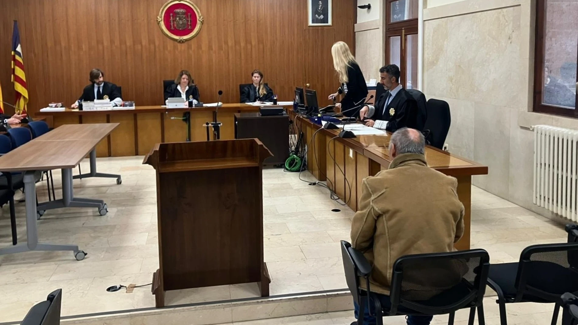 Imagen del acusado de espaldas en la Audiencia Provincial de Palma Imagen del acusado de espaldas en la Audiencia Provincial de Palma