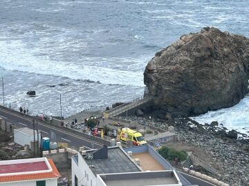 Un golpe de mar mata a una persona y arrastra a otras nueve en el muelle de Puerto de la Cruz 