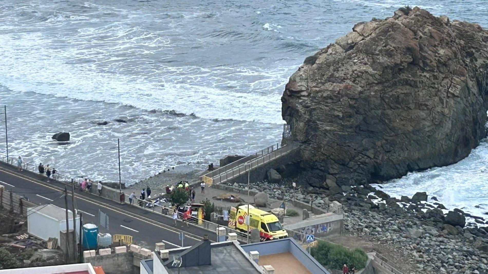 Un golpe de mar mata a una persona y arrastra a otras nueve en el muelle de Puerto de la Cruz Un golpe de mar mata a una persona y arrastra a otras nueve en el muelle de Puerto de la Cruz