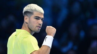 Carlos Alcaraz durante su debut en las ATP Finals 2025