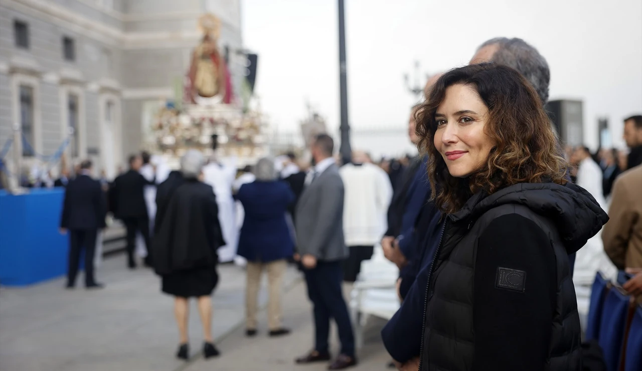 Ayuso abandona en ambulancia la misa de la Almudena por una "leve indisposición"