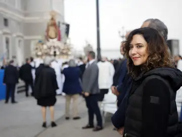 Ayuso abandona en ambulancia la misa de la Almudena por una "leve indisposición" Ayuso abandona en ambulancia la misa de la Almudena por una "leve indisposición"