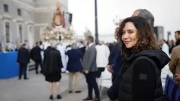 Ayuso abandona en ambulancia la misa de la Almudena por una "leve indisposición" Ayuso abandona en ambulancia la misa de la Almudena por una "leve indisposición"