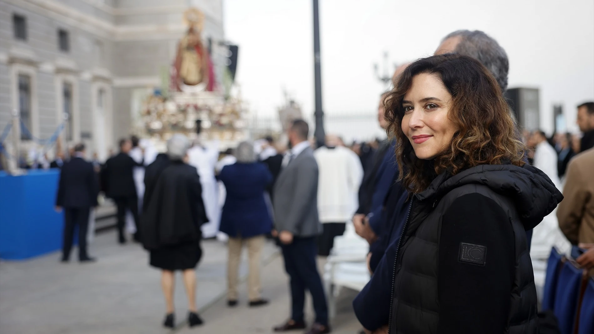 Ayuso abandona en ambulancia la misa de la Almudena por una "leve indisposición" Ayuso abandona en ambulancia la misa de la Almudena por una "leve indisposición"