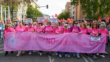 Protestas multitudinarias en Andalucía por el deterioro de la sanidad pública: "Nuestra vida no puede esperar" Protestas multitudinarias en Andalucía por el deterioro de la sanidad pública: "Nuestra vida no puede esperar"