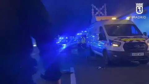 Muere un motorista tras chocarse contra un vehículo de conservación de carreteras en el túnel de la M-23 Muere un motorista tras chocarse contra un vehículo de conservación de carreteras en el túnel de la M-23