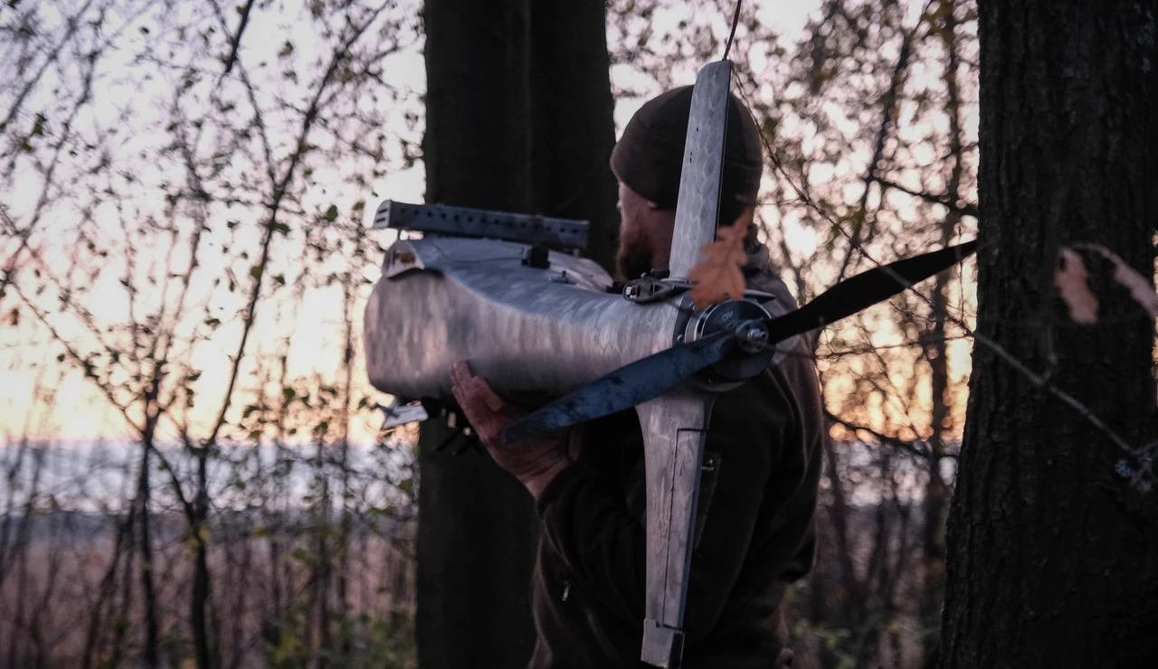 Piloto de la unidad de vehículos no tripulados de la Brigada Predator de la Policía de Patrulla Ucraniana en Donetsk