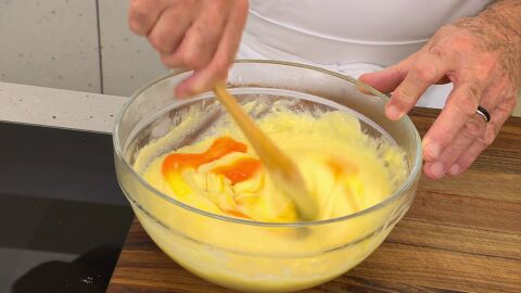 Agrega los huevos de uno en uno sin dejar de batir.