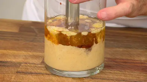 Casca el huevo y ponlo en un vaso batidor Casca el huevo y ponlo en un vaso batidor