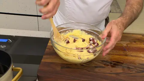 Con ayuda de 2 cucharas, coge pequeñas porciones de masa, introdúcelas en la cazuela Con ayuda de 2 cucharas, coge pequeñas porciones de masa, introdúcelas en la cazuela