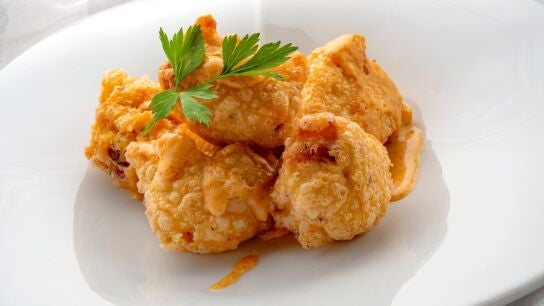 Bu&ntilde;uelos de pulpo con salsa brava