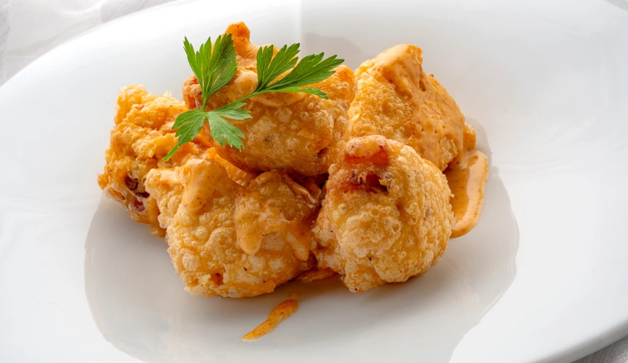 Buñuelos de pulpo con salsa brava