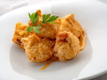 Bu&ntilde;uelos de pulpo con salsa brava