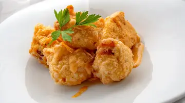 Buñuelos de pulpo con salsa brava Buñuelos de pulpo con salsa brava