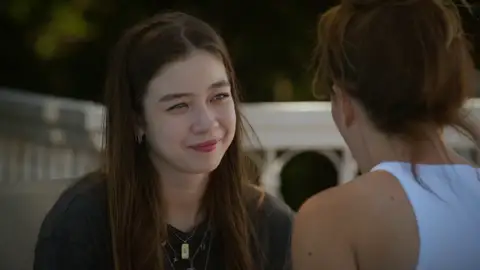 Cagla anima a Umay a contarle a Yussuf lo que siente por él Cagla anima a Umay a contarle a Yussuf lo que siente por él