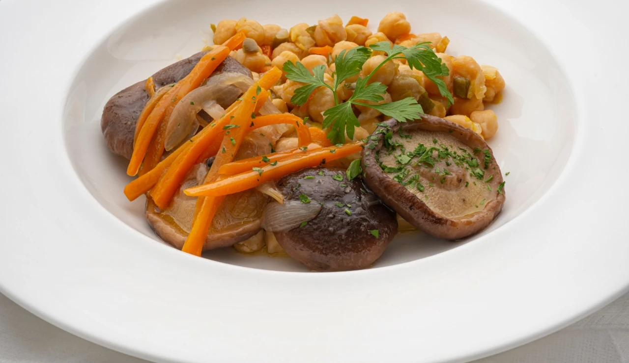 La receta para sentirte ligero y con energía, de Joseba Arguiñano: garbanzos con setas en escabeche