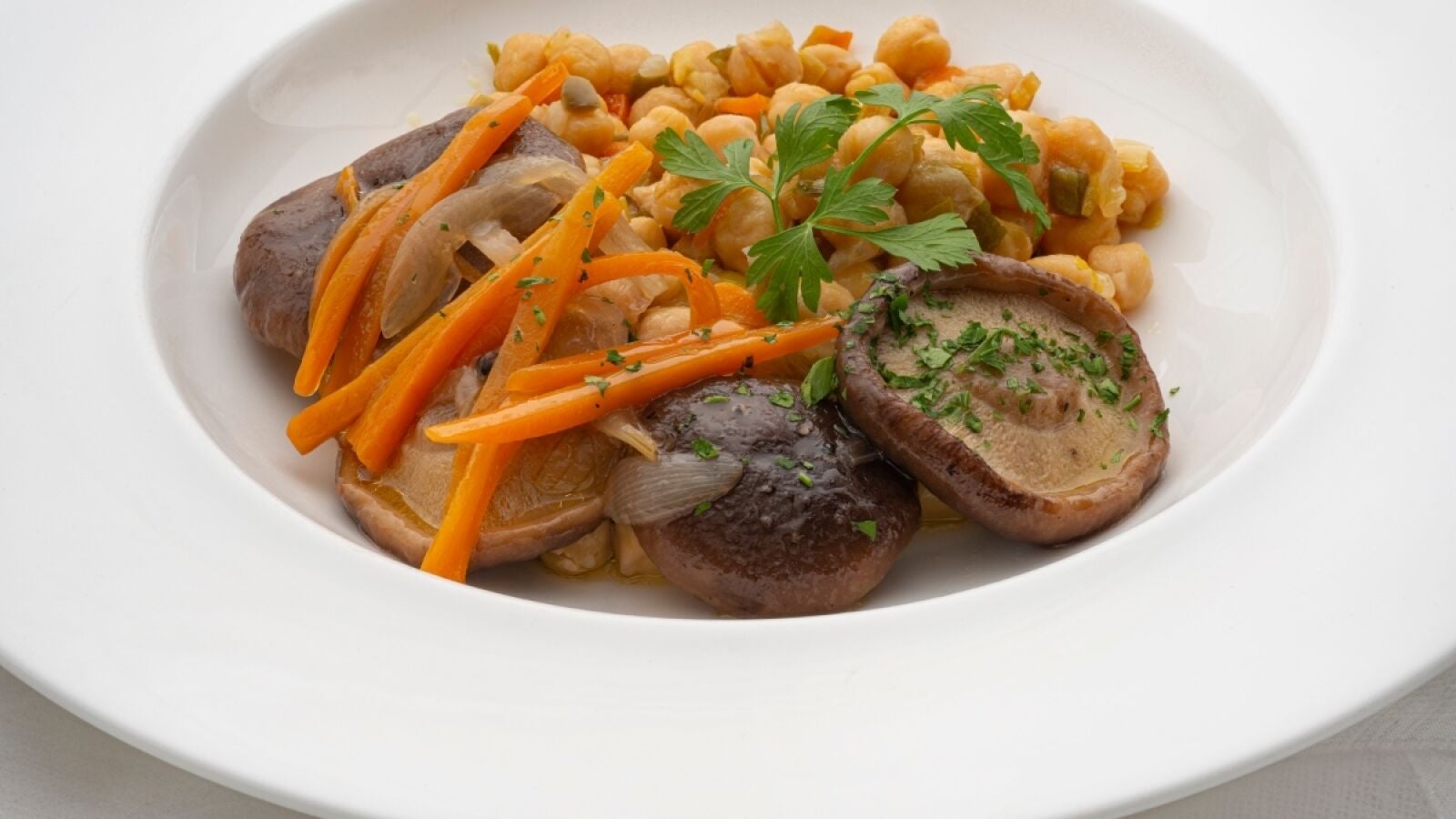 La receta para sentirte ligero y con energía, de Joseba Arguiñano: garbanzos con setas en escabeche