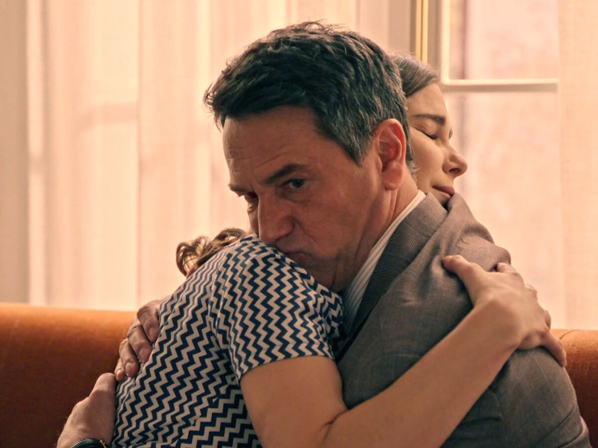 Begoña le pide a Gabriel adoptar a Julia y él acepta... ¿a regañadientes?