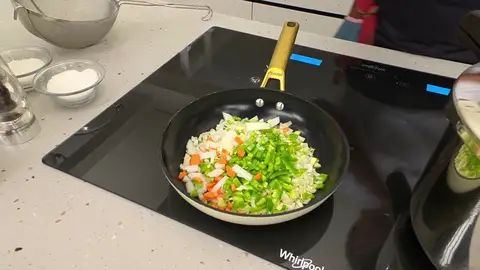 Introduce las hortalizas en una sartén y rehógalas Introduce las hortalizas en una sartén y rehógalas