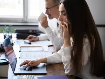 Ambiente laboral en una oficina Ambiente laboral en una oficina